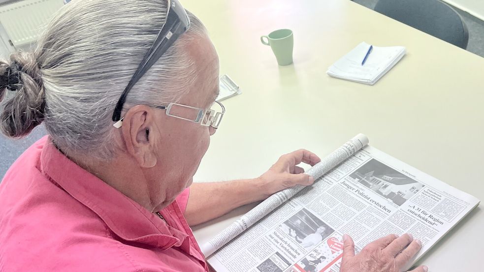 Peter Krause wirft einen Blick auf einen alten Zeitungsartikel über die Tat im Langholter Bordell. Foto: Hagewiesche