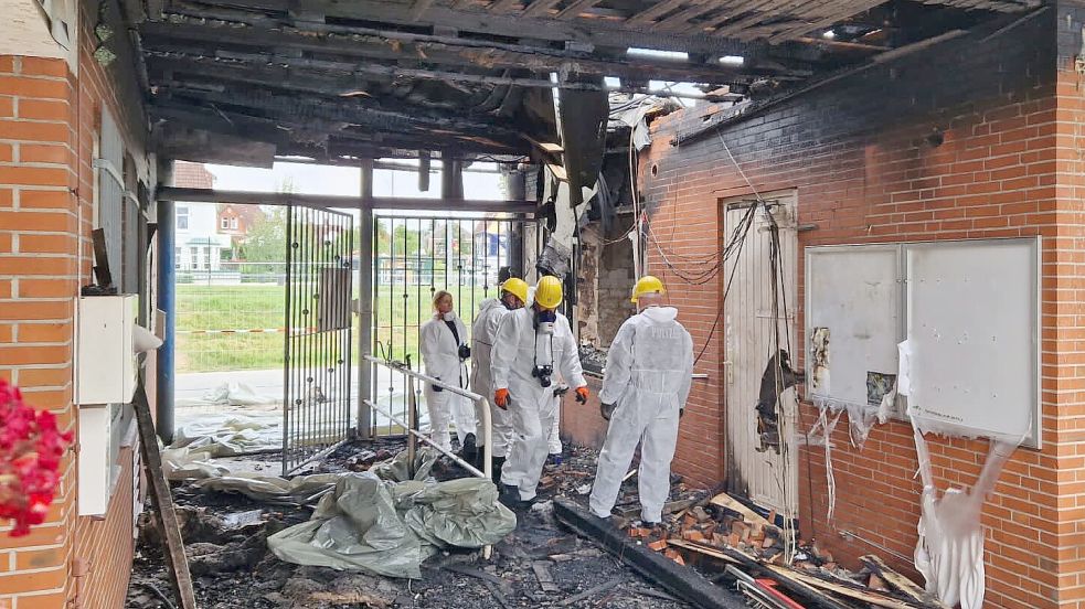 Die Spezialisten untersuchten am Montag den Brandort. Foto: Feilscher/Förderverein Van-Ameren-Bad