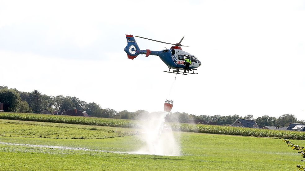 Die Polizei unterstützte aus der Luft. Der „Wassersack“ unter dem Hubschrauber fasst etwas mehr als 600 Liter. Foto: Hock