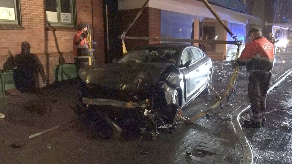 Der Audi des 33-jährigen Angeklagten blieb nach dem Unfall auf dem Fußweg am Untenende stehen. Fotos: Archiv
