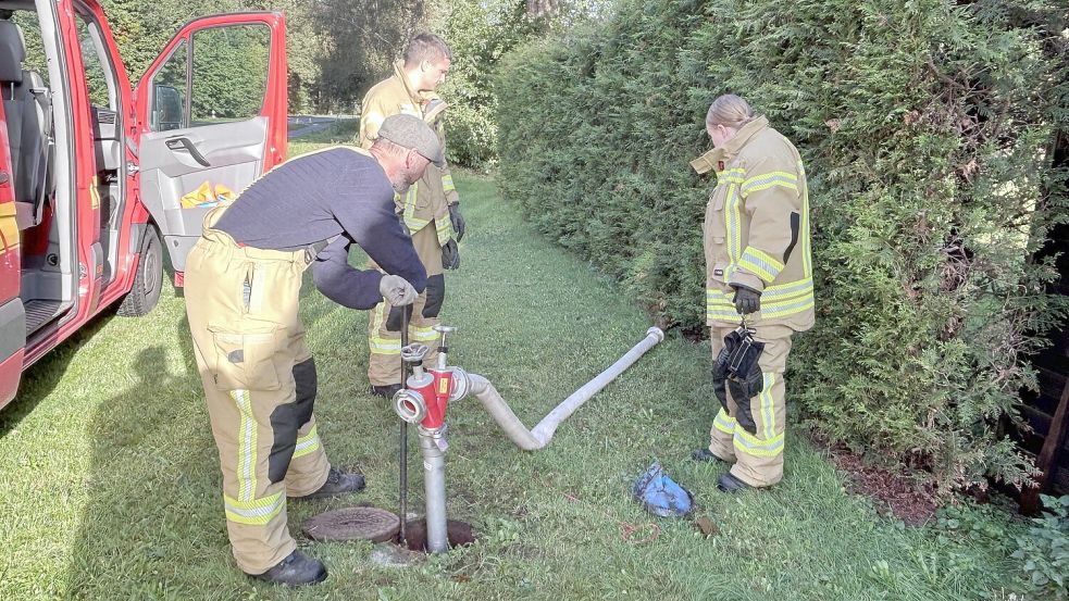 Im Löschbezirk Scharrel und Sedelsberg überprüfte die Feuerwehr Scharrel die Hydranten auf Funktionstüchtigkeit. Foto: Giehl/Feuerwehr Saterland
