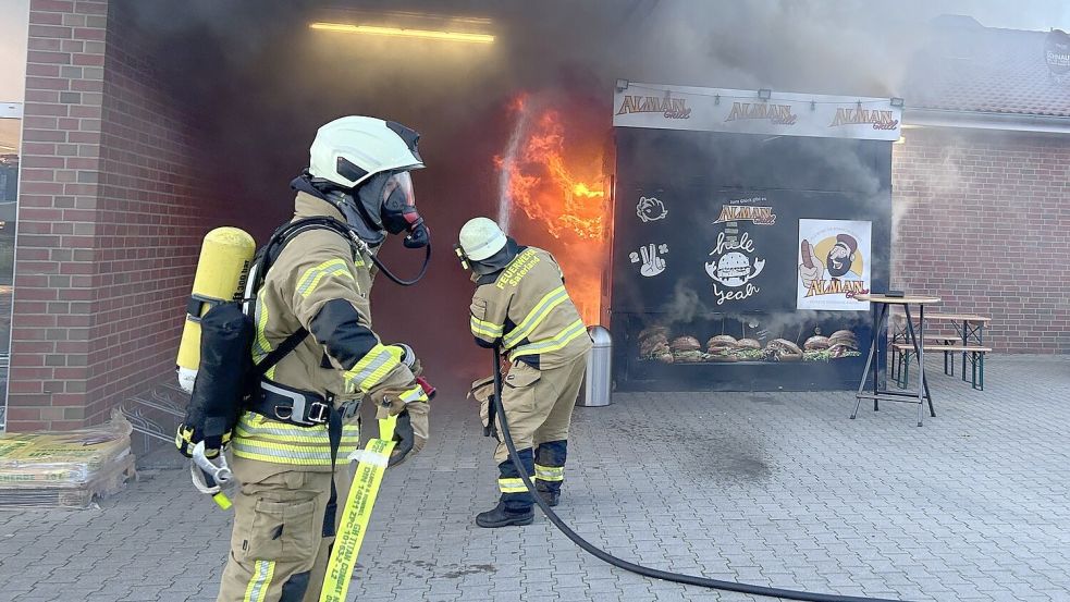 Den rund 30 Einsatzkräften der Freiwilligen Feuerwehr Ramsloh gelang es am Donnerstagnachmittag rasch, den Brand im Imbisswagen neben dem Markant-Markt an der Hauptstraße zu löschen. Foto: Giehl / Feuerwehr