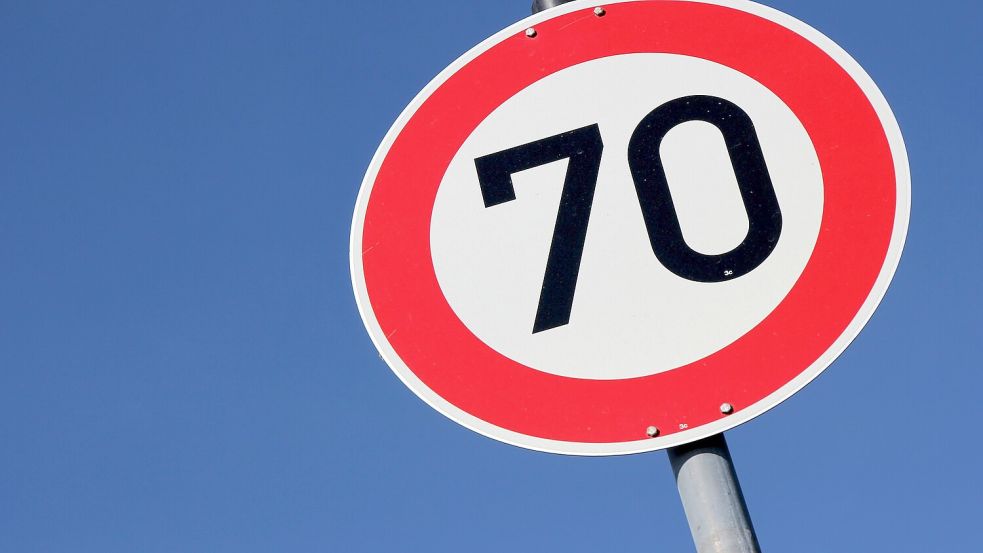 Wo jetzt noch 100 km/h gelten, soll auf der Großsander Straße in Uplengen künftig nur noch 70 gefahren werden dürfen. Foto: Björn Wylezich/stock.adobe.com