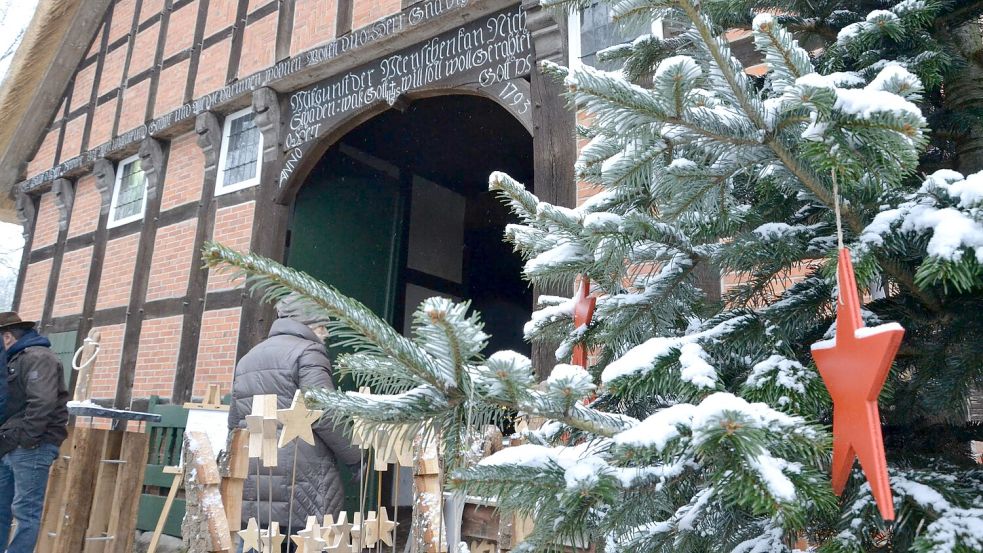 Weiß gepudert: Der Nikolausmarkt im Museumsdorf erwischte einen winterlichen Start nach Maß. Foto: Meyer