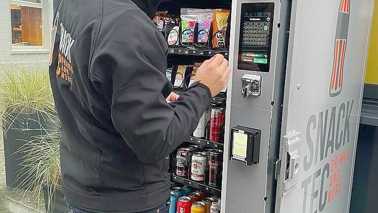 Max van Hese beim Befüllen eines seiner Snack-Automaten. Foto: Gerd Schade