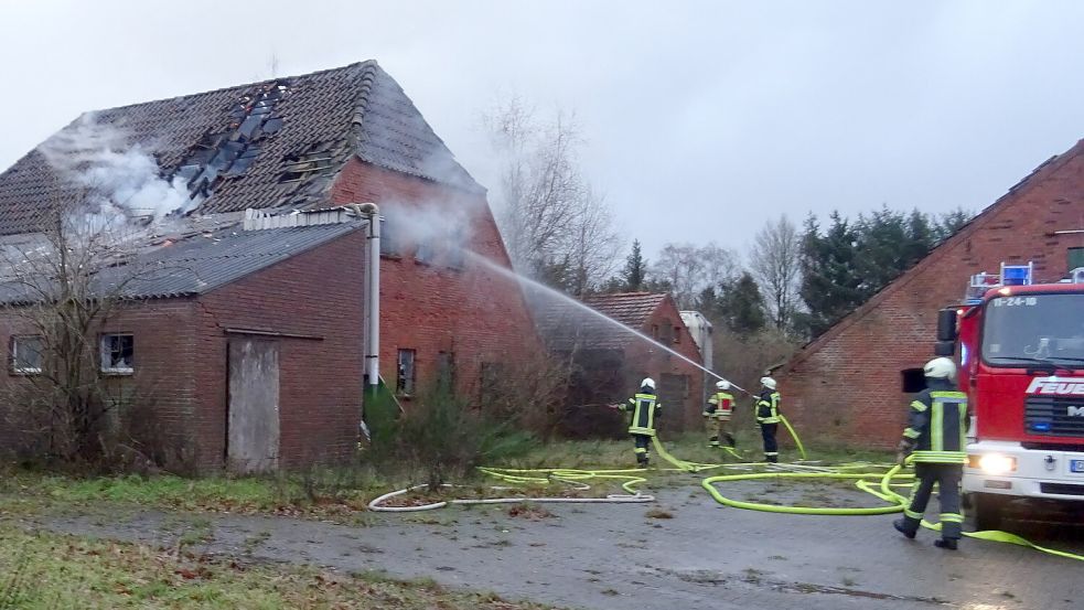 An der Erlenstraße im Barßeler Ortsteil Harkebrügge waren am Donnerstagnachmittag Strohballen in Brand geraten. Foto: Feuerwehr