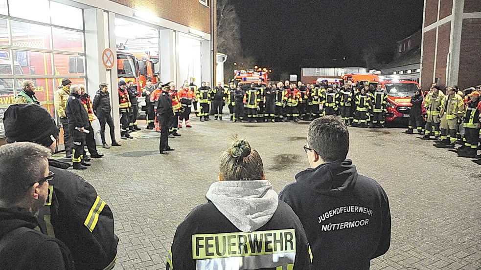 An der Feuerwehrtechnischen Zentrale in Leer gab es eine kurze Besprechung. Foto: Wolters