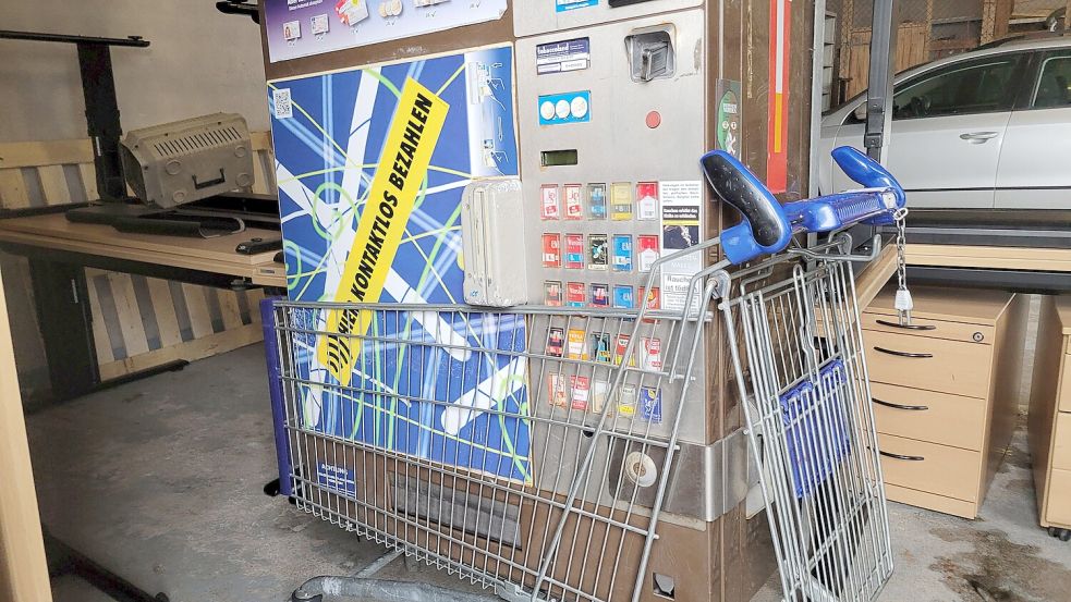 In diesem Einkaufswagen wollten die Diebe den Zigarettenautomaten stehlen. Foto: Polizei