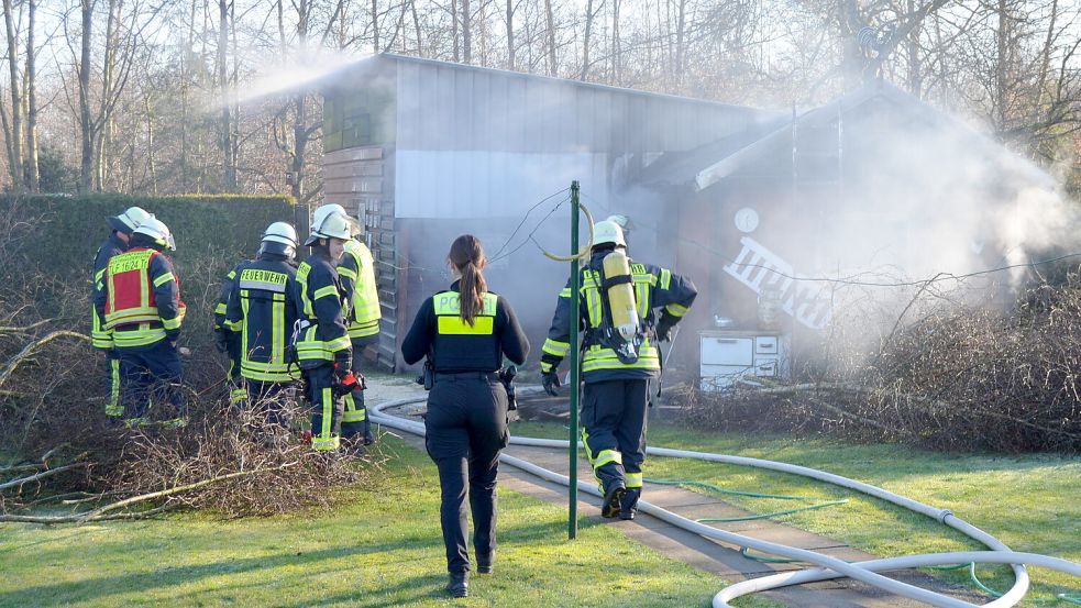 Rasch unter Kontrolle bekamen die Feuerwehren Rhaudermoor und Westrhauderfehn einen Schuppenbrand, der sich am Sonntagmorgen, 28. Januar 2024, am Neuen Weg in Rhaudermoor ereignete. Foto: Fertig