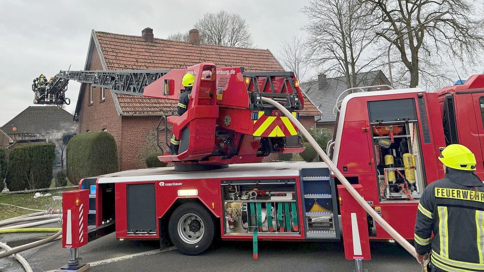 An der Bundesstraße 70 geriet in Herbrum (Stadt Papenburg) ein Wohnhaus in Brand. Foto: Feuerwehr Papenburg