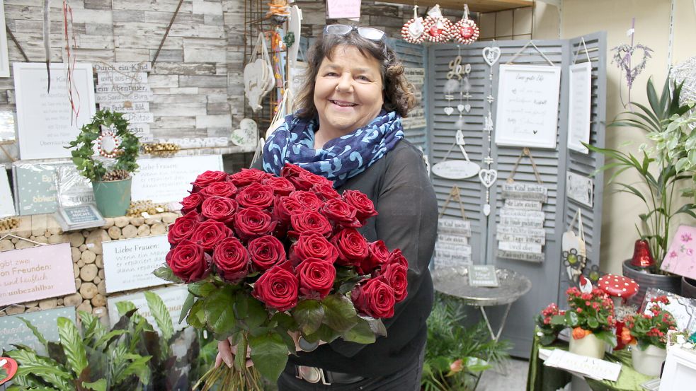 Seit 25 Jahren führt Karin Schopp das Floristik-Fachgeschäft „Immergrün – Blumen & Gestaltung“ in Völlenerkönigsfehn. Fotos: Walker