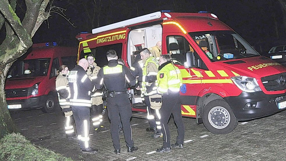 Feuerwehr und Polizei suchten in der Nacht zu Dienstag nach einem Vermissten in Leer. Foto: Wolters