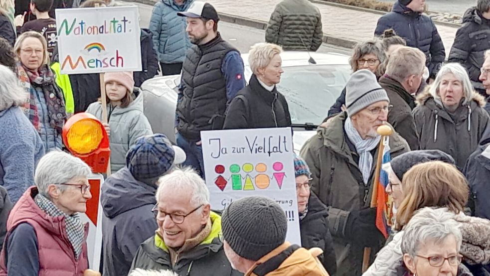 In Barßel wird seit Samstagvormittag gegen rechts demonstriert. Fotos: Passmann