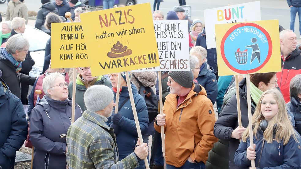 Rund 500 Menschen kamen in Barßel zusammen, um gegen Rechtsextremismus zu demonstrieren. Fotos: Passmann