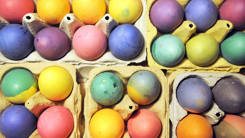 Vorsicht beim Kaum vorgefärbter Ostereier! Der Zentralverband der Geflügelwirtschaft, dass es sich dabei um Eier handeln könnte, bei deren Produktion Kükentöten zum Einsatz kam. Foto: dpa