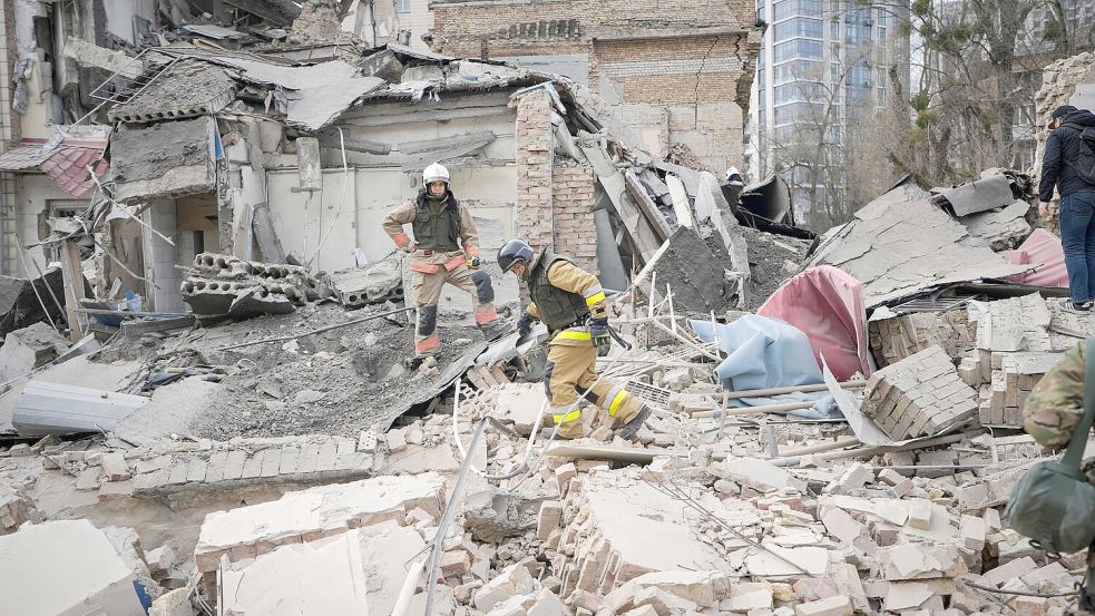 Nach einem russischen Luftangriff begutachten Ersthelfer in Kiew die Schäden. Mehrere Menschen wurden bei dem Angriff verletzt. Foto: Vadim Ghirda/AP