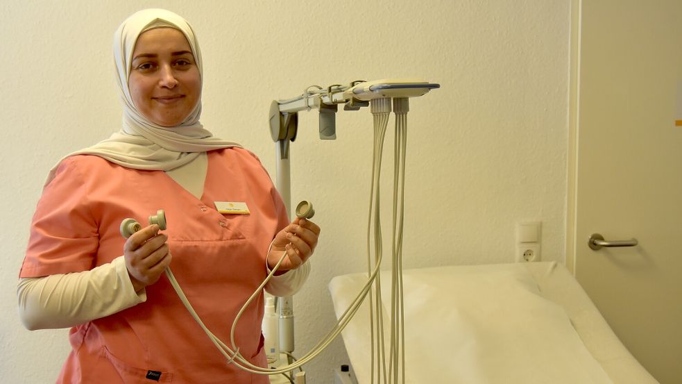 Kein Kabelsalat: Hajar Osman zeigt den Untersuchungsplatz für das EKG. Angeboten werden auch 24-Stunden-EKG sowie Langzeit-Blutdruckmessungen. Foto: Prins