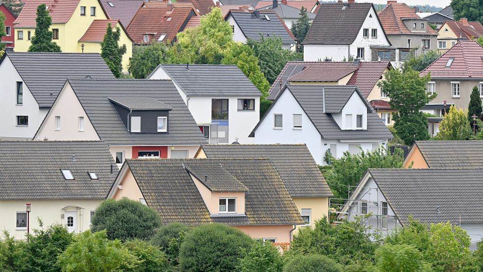 Wer eine Stunde Pendelzeit in Kauf nimmt, kann in der Nähe von manchen deutschen Metropolen bis zu 60 Prozent beim Häuserkauf sparen. Foto: dpa | Martin Schutt