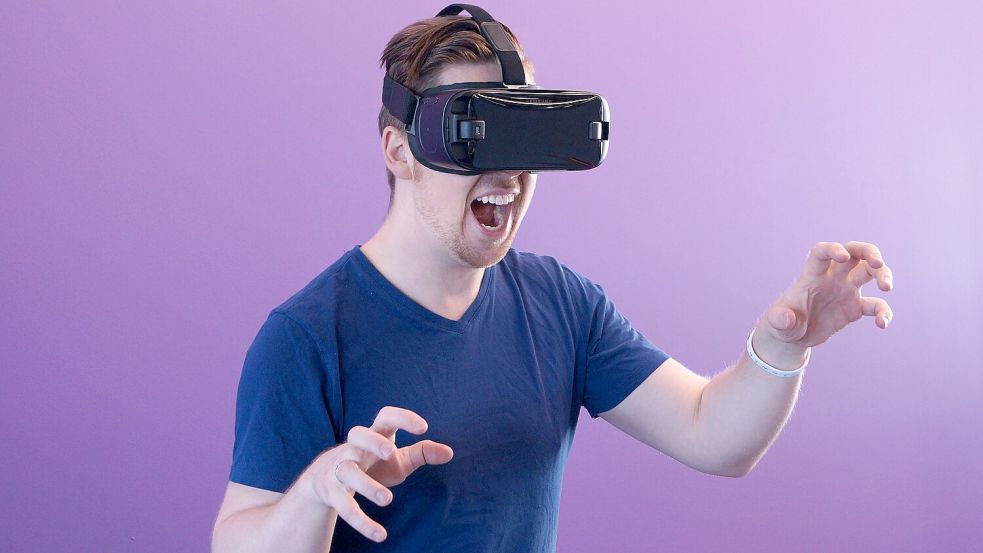 Sieht komisch aus, wenn man eine VR-Brille aufsetzt. Aber mit dem Gerät kann der Träger in virtuelle Welten abtauchen. Foto: Pixabay