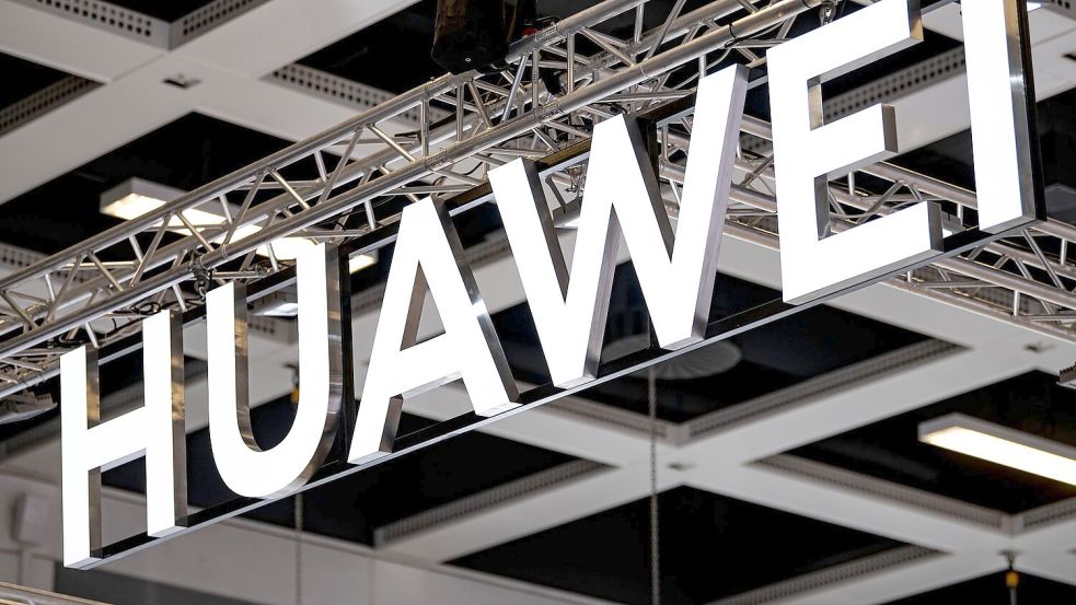 Bei Verbrauchern in Deutschland ist Huawei vor allem für Smartphones bekannt. Foto: Fabian Sommer/dpa