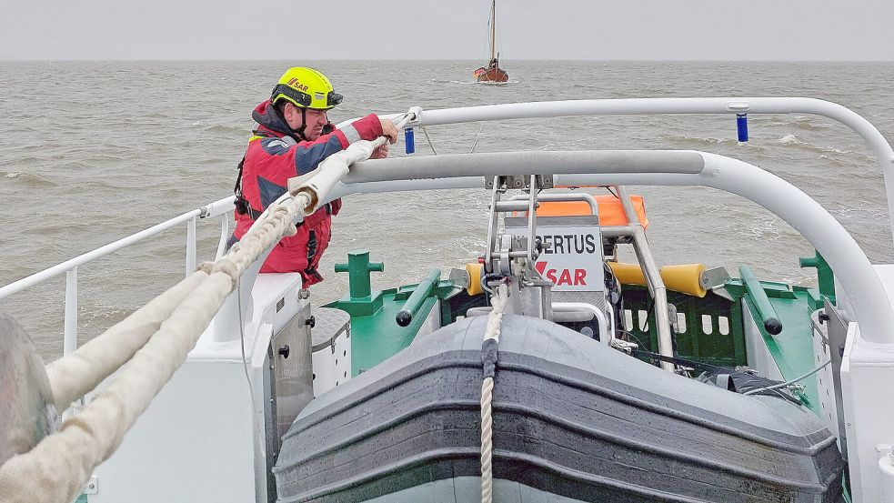 Der Seenotrettungskreuzer Eugen der Station Norderney nahm das havarierte Plattbodenschiff in Schlepp. Foto: Die Seenotretter – DGzRS