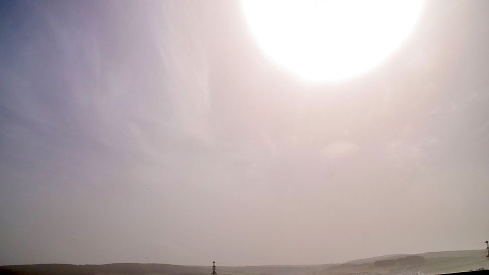 Der Saharastaub lässt die Sonne am heutigen Karsamstag wie hier in Zwönitz im Erzgebirge milchig und getrübt erscheinen. Foto: Andre März/ErzgebirgsNews/dpa