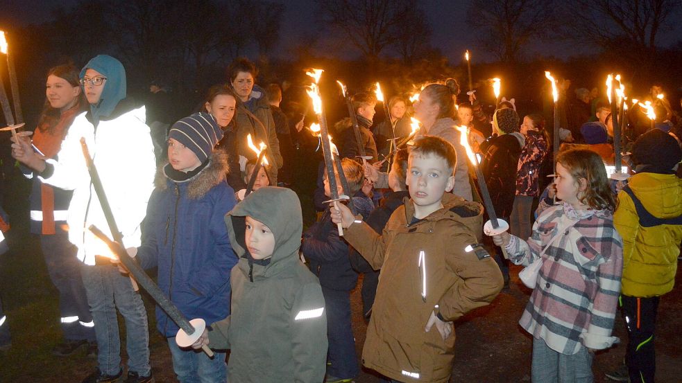 Die Kinder entzündeten das Osterfeuer mit ihren Fackeln. Foto: Weers