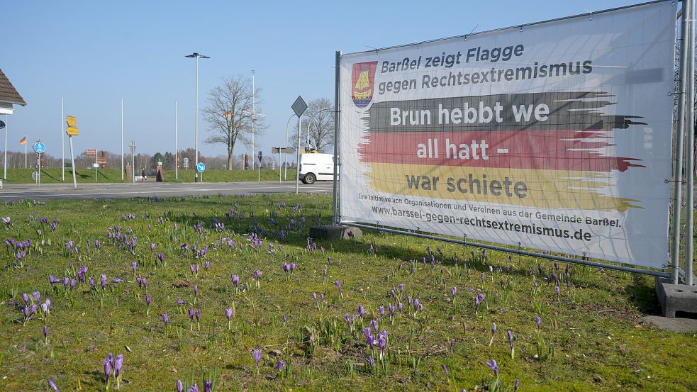 Seit Februar hängen in der Gemeinde Barßel Banner mit verschiedenen Aufschriften, so wie hier beim Hafen. Demnächst werden sie wieder abgenommen. Foto: Privat