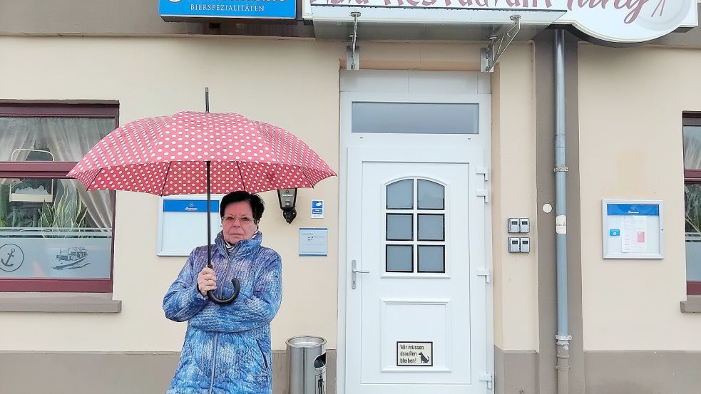 Anwohnerin Sieglinde Beier fühlt sich seit knapp einem Jahr vom Asia-Restaurant Fang gestört. Foto: Scherzer