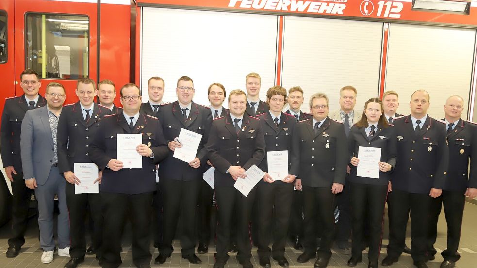 Die geehrten und beförderten Kameraden der Freiwilligen Feuerwehr Barßel mit den Ehrengästen. Foto: Passmann