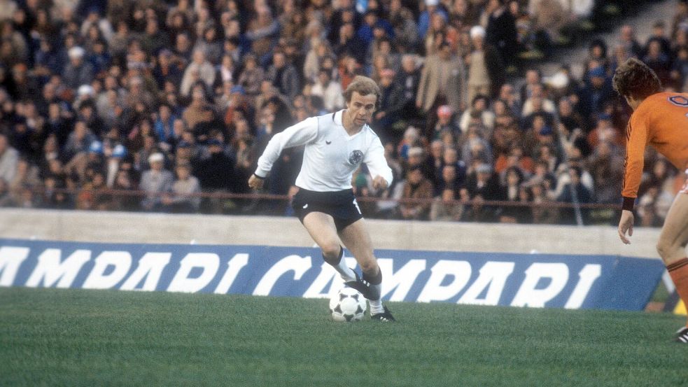 Bernd Hölzenbein am Ball für die Deutsche Nationalmannschaft bei der WM 1978. Foto: IMAGO/Werek