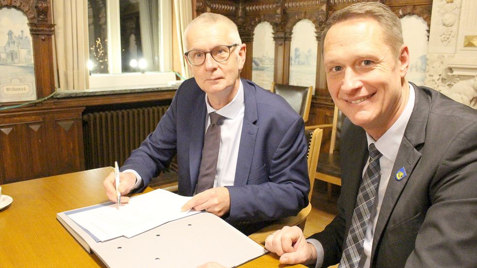 Im November 2022 unterschrieb Kai Schasse (links) einen Vertrag als Geschäftsführer des Wittmunder Krankenhauses. Landrat Holger Heymann freute sich. Foto: Archiv/Oltmanns