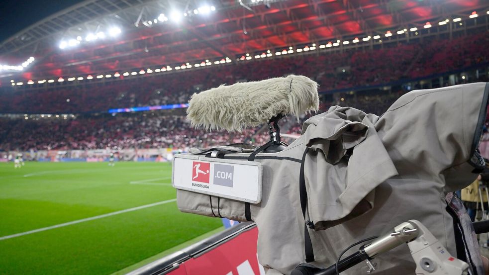 Nur kurz nach dem Start der Auktion der Fernseh-Rechte hat die Deutsche Fußball Liga das Milliarden-Geschäft gestoppt. Foto: Robert Michael/dpa
