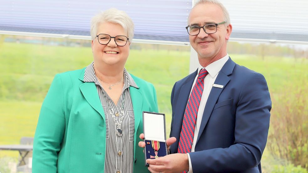 Das Verdienstkreuz am Bande erhielt Rita Cramer (links) aus Augustfehn vom Ersten Kreisrat des Landkreises Ammerland, Thomas Kapellmann. Foto: Passmann