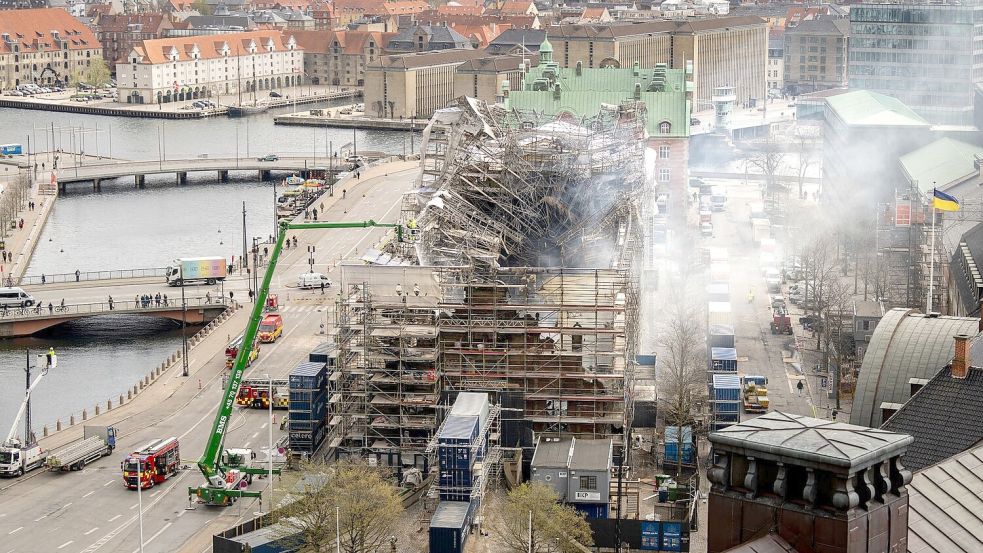 Ein Blick auf die Überreste der alten Börse in Kopenhagen. Foto: Ida Marie Odgaard/Ritzau Scanpix Foto/AP/dpa