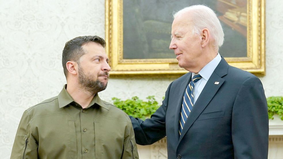 US-Präsident Joe Biden (r) bei einem Treffen mit seinem ukrainischen Amtskollegen Wolodymyr Selenskyj in Washington im September 2023. Die Ukraine ist angesichts der russischen Invasion auf Hilfen aus dem Westen, insbesondere der USA, angewiesen. Foto: Evan Vucci/AP/dpa