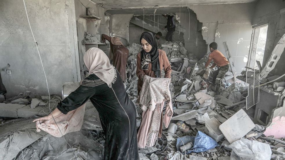 Palästinenserinnen suchen in einem zerstörten Haus in Rafah nach Habseligkeiten. Foto: Abed Rahim Khatib/dpa