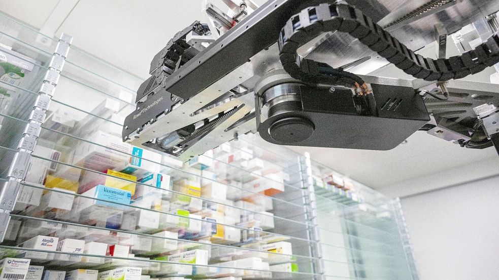 Ein Automat sucht in einer Apotheke ein Medikament für einen Kunden aus dem Warenlager heraus. Foto: Pia Bayer/dpa