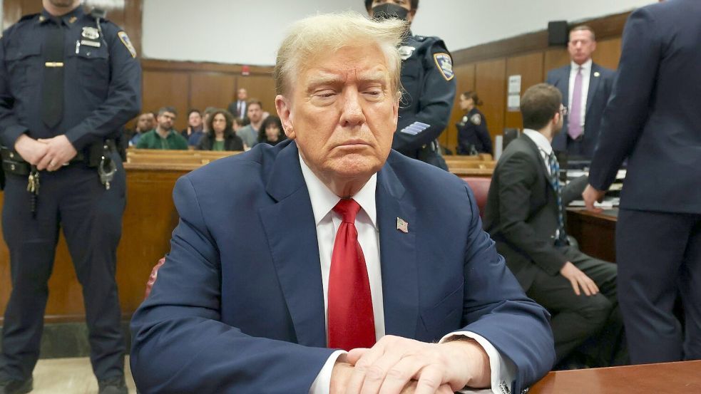 Donald Trump will im November erneut zum Präsidenten gewählt werden. Doch derzeit sitzt er bei seinem eigenen Strafprozess im Zusammenhang mit Schweigegeldzahlungen an einen Pornostar. Foto: Brendan McDermid/Pool Reuters/AP/dpa