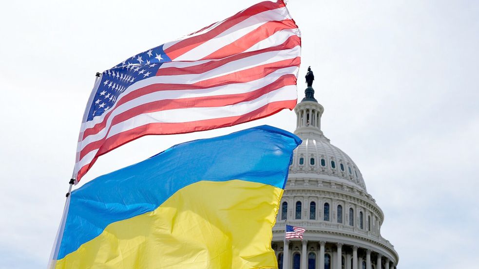Die US-amerikanische und die ukrainische Flagge wehen vor dem Kapitol in Washington im Wind. Das Pentagon will Kiew bei der Luftverteidigung unterstützen und auch Artilleriemunition liefern. Foto: Mariam Zuhaib/AP/dpa
