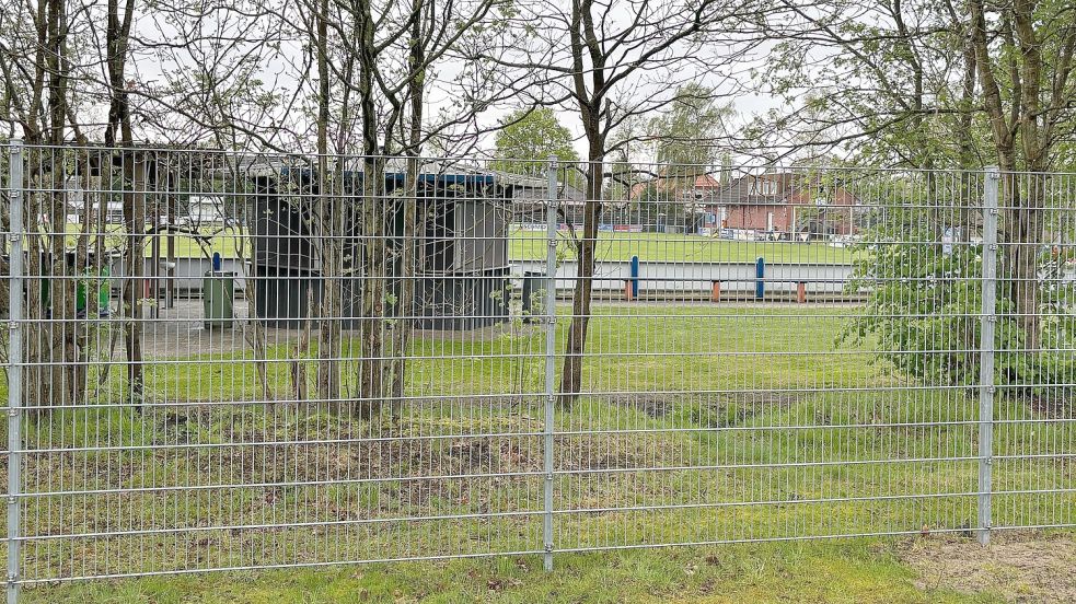 Weil es immer wieder Ärger mit Vandalismus gab, wurde ein Teil der Sportanlage des TSV Ostrhauderfehn mittlerweile eingezäunt. Foto: Zein