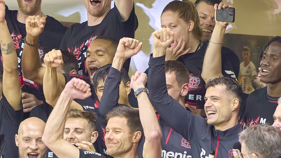 Das Team um Leverkusen-Trainer Xabi Alonso feiert den vorzeitigen Meistertitel. Foto: Imago/ActionPictures