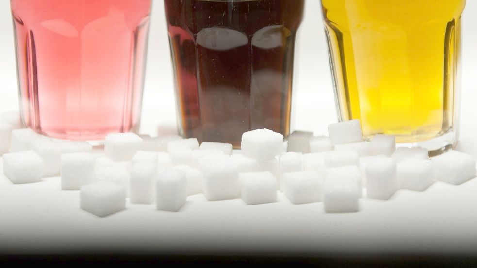 Bei gesüßten Erfrischungsgetränken hat sich laut einer Untersuchung ein zunächst deutlicher Rückgang der Zuckergehalte zuletzt nicht fortgesetzt. Foto: Monika Skolimowska/dpa
