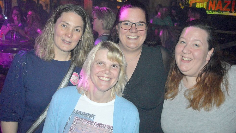 Familientreffen in der Diskothek: (hintere Reihe von links) Die Schwestern Jennifer, Ann-Kathrin und Rieke sowie (im Vordergrund) deren Schwägerin Saskia.