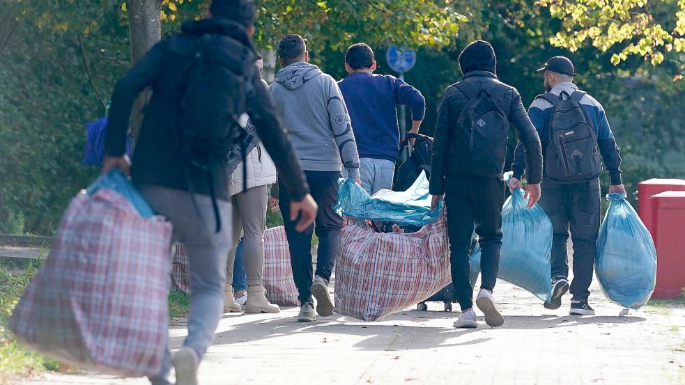 Flüchtlinge in Hamburg auf dem Weg zur Unterkunft: Die Hansestadt hat derzeit Probleme, ausreichend Betten für Asylbewerber zu organisieren. Foto: dpa
