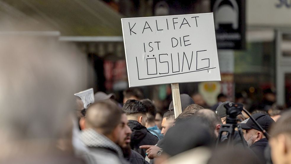 Im Hamburger Stadtteil St. Georg protestierten am Samstag mehr als 1000 Menschen gegen eine angeblich islamfeindliche Politik und Medienkampagne in Deutschland. Foto: Axel Heimken/dpa