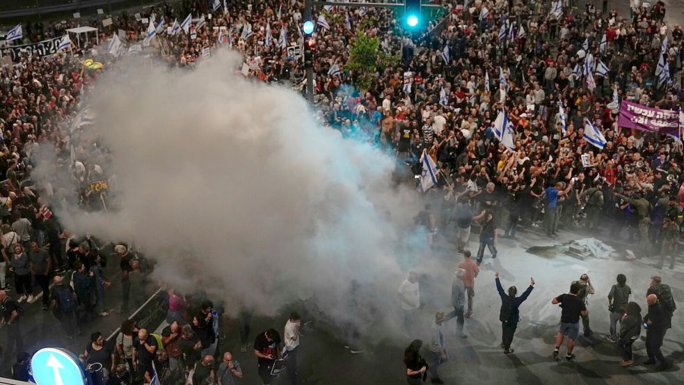 Angehörige und Unterstützer der israelischen Geiseln fordern bei einer Demonstration in Tel Aviv ihre Freilassung. Foto: Ohad Zwigenberg/AP/dpa