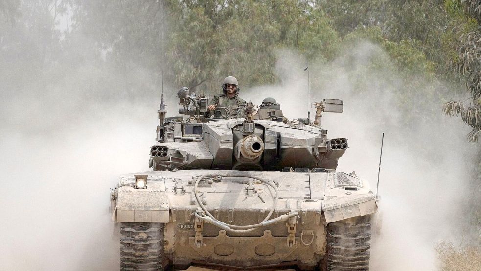 Israelische Soldaten auf einem Panzer nahe der Grenze zwischen Israel und Gaza. Foto: Leo Correa/AP/dpa