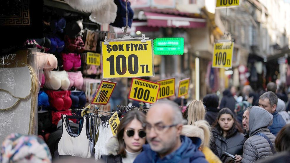 Preise werden in einem Bekleidungsgeschäft im Eminonu-Geschäftsviertel angezeigt. Foto: Khalil Hamra/AP/dpa
