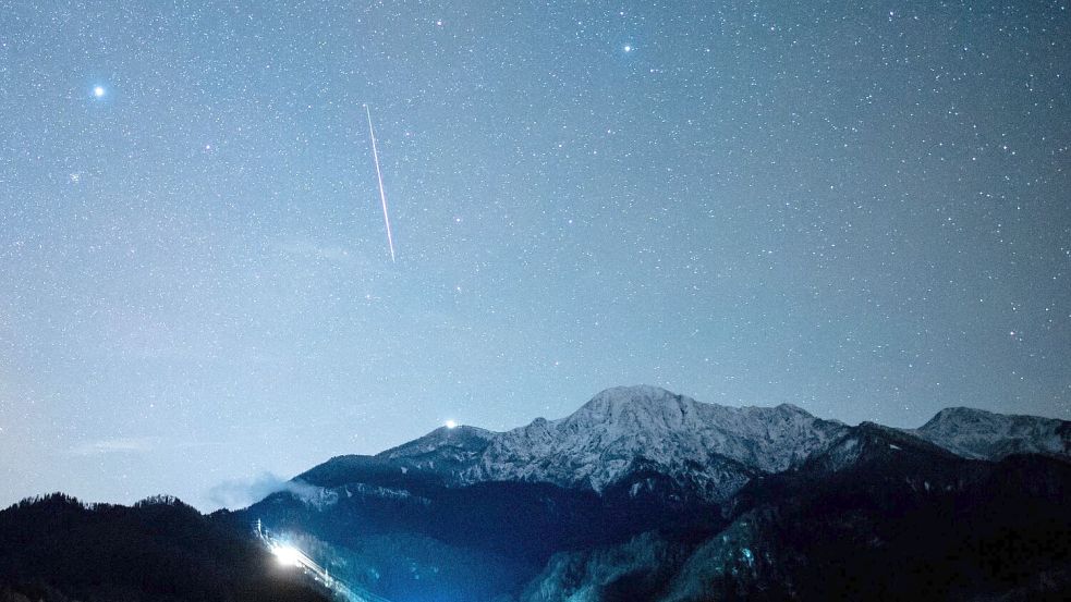 Anfang Mai kann man Sternschnuppen am Nachthimmel beobachten. Foto: Matthias Balk/dpa